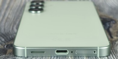Lado inferior do gabinete (alto-falante, porta USB, microfone, slot para cartão)