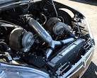 Tesla Model S com um retrofit de motor Big Block Chevy twin-turbo. (Fonte da imagem: Engine Builder/YT)