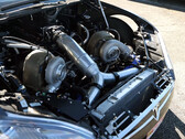 Tesla Model S com um retrofit de motor Big Block Chevy twin-turbo. (Fonte da imagem: Engine Builder/YT)