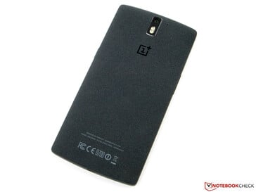 A parte traseira do OnePlus One era extraordinária: apresentava um toque de alta qualidade e um design curvo.