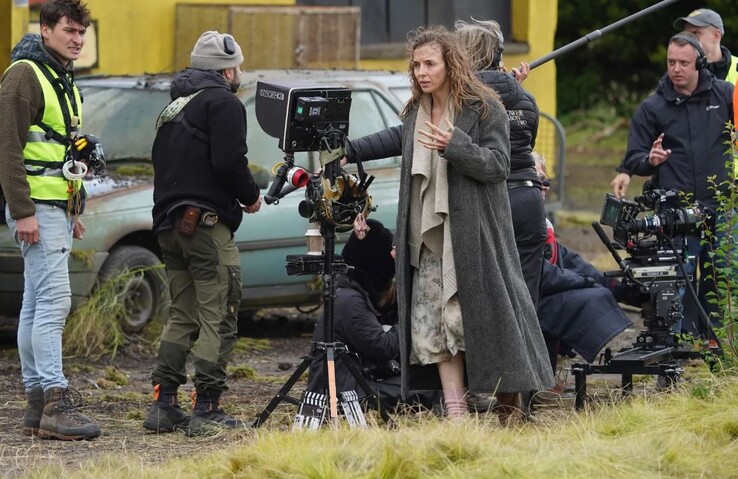 Uma foto dos bastidores do set do filme "28 Years Later". O senhor reparou na configuração do iPhone à direita? (Fonte da imagem: WIRED)