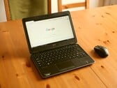 Laptop com Windows sobre uma mesa de madeira, com a página inicial do Google aberta no navegador
