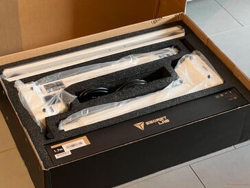 O pacote menor contém colunas de pernas, pés de mesa e o tapete de mesa.