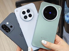 O OnePlus 13T ao lado do Oppo Find X8s e do Vivo X200 Pro mini. (Fonte da imagem: via OnePlusClub)