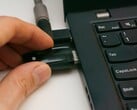 Uma pessoa insere uma chave USB de segurança em um laptop