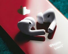 A terceira geração do Apple AirPods Pro é capaz de medir a frequência cardíaca e a temperatura da pele. (Fonte da imagem: Omid Armin)