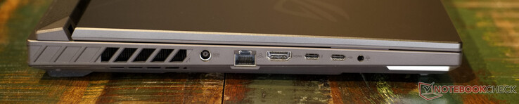 Fonte de alimentação DC, RJ-45 (LAN), HDMI 2.1, USB Type-C com Thunderbolt 4, USB Type-C com DisplayPort e Alimentação, conector de 3,5 mm