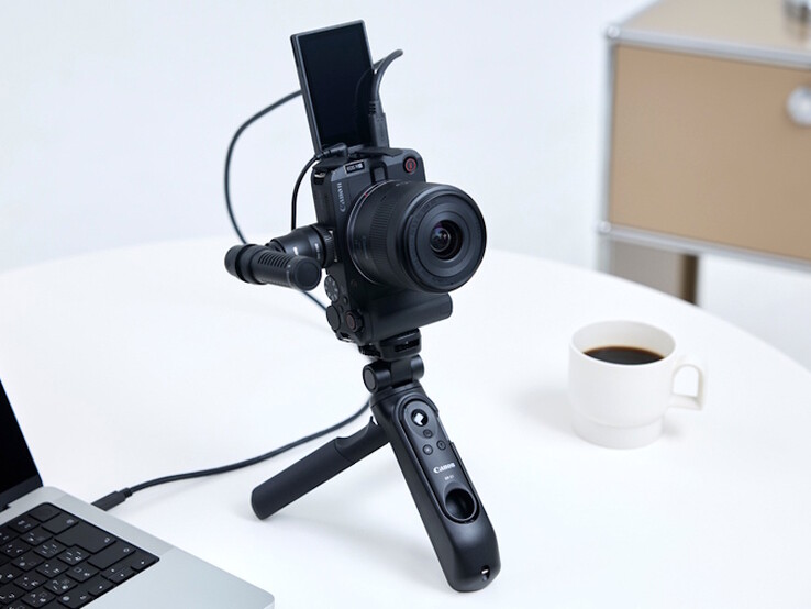 A câmera Canon EOS R50 V pode transmitir ao vivo, sem fio, atualizações de mídia social em orientações horizontais e verticais graças aos suportes duplos de tripé. (Fonte da imagem: Canon)