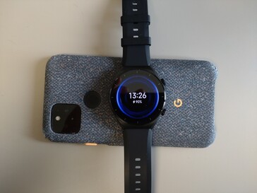 O carregamento sem fio reverso também é possível com o Xiaomi smartwatch.