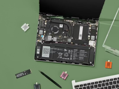 Uma foto promocional do Framework Laptop 13 mostrando seus componentes internos