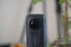 A Insta360 X6 está equipada com um par de sensores maiores de 1/1,1 polegada