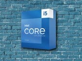 A Intel estaria aumentando a produção de CPUs mais antigas, como o Core i5 de 13ª geração mostrado na foto, para combater a escassez de DRAM.