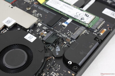Os alto-falantes ficam virados para cima ao longo dos lados do teclado, ao invés dos cantos, ao contrário da maioria dos outros laptops. Os apoios da palma da mão não vibram de forma alguma, mesmo que no volume máximo Os alto-falantes ficam virados para cima ao longo dos lados do teclado, ao invés dos cantos, ao contrário da maioria dos outros laptops. Os apoios da palma da mão não vibram de forma alguma, mesmo que no volume máximo
