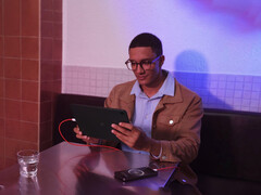 O Pad Go 2 será lançado junto com o OnePlus 15R. Na foto: imagem promocional mostrando o recurso de carregamento reverso do tablet. (Fonte da imagem: OnePlus)