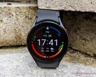 O Galaxy Watch5, na foto, pode oferecer um desempenho apenas um pouco pior do que seu sucessor. (Fonte da imagem: NotebookCheck)