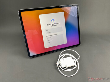 O iPad Pro 12.9 (2021) vem com um pequeno carregador de 20 W. (Fonte de imagem: NotebookCheck)