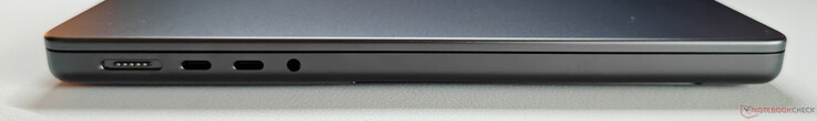 Esquerda: MagSafe, 2x USB-C 4.0 com Thunderbolt 4 (40 Gbit/s, modo DisplayPort ALT, Power Delivery), áudio de 3,5 mm