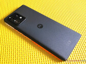Até o momento, a Motorola lançou apenas um smartphone com Snapdragon 8 Gen 2, embora com três nomes. Foto do Edge 40 Pro. (Fonte da imagem: Notebookcheck)