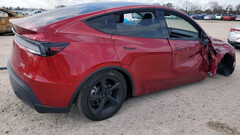 O Model Y 2026 já sofreu um acidente grave sem danos à gaiola de passageiros. (Fonte da imagem: Copart)