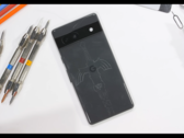 O Pixel 7a antes da desmontagem. (Fonte: JerryRigEverything via YouTube)