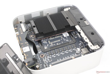 A remoção da placa contra poeira revela o módulo WLAN removível e dois slots SSD M.2 PCIe4 x4 2280 sob o dissipador de calor