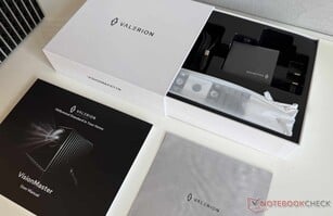 Os acessórios vêm em uma pequena caixa de papelão.