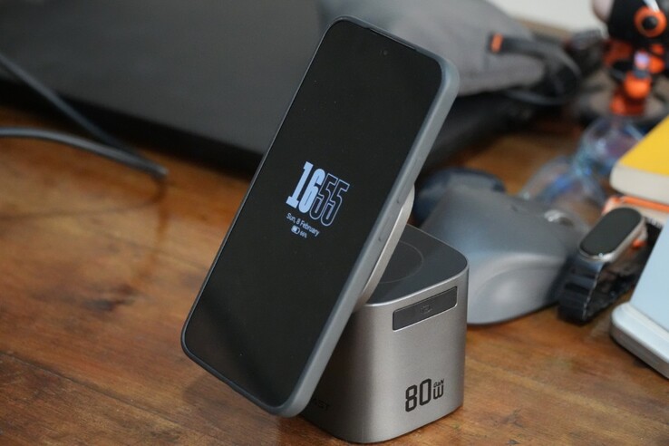 A estação de carregamento AceFast 6 em 1 de 80 W suporta carregamento sem fio de 15 W