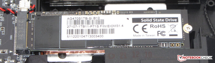 Um SSD NVMe serve como a unidade do sistema.