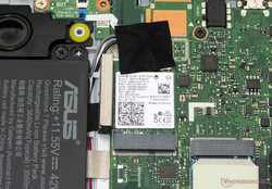 Cartão Intel Wi-Fi AX201 removível na placa Asus VivoBook Flip 14 TP470EZ.