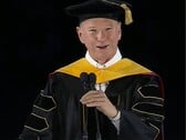 Uma captura de tela do ex-CEO do Google, Eric Schmidt, discursando para os alunos na cerimônia de formatura de 2026 da Universidade do Arizona