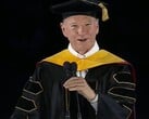 Uma captura de tela do ex-CEO do Google, Eric Schmidt, discursando para os alunos na cerimônia de formatura de 2026 da Universidade do Arizona