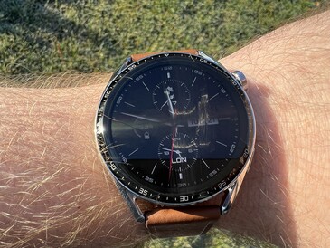Huawei Watch GT 3 ao sol do inverno