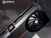 Na foto: GPUs Lisuan 7G100 (Fonte da imagem: Lisuan Technology)
