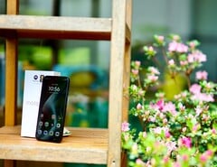 O Motorola Moto G87 oferece alto-falantes com muita pressão sonora, mas com som moderado.