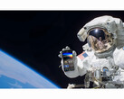 Uma imagem promocional do serviço gratuito NASA+ mostrando um astronauta segurando um smartphone com o aplicativo NASA+ aberto no espaço. (Fonte da imagem: NASA)