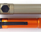 Lanternas Olight Baton Ultra (em cima) e Baton 4 Pro.