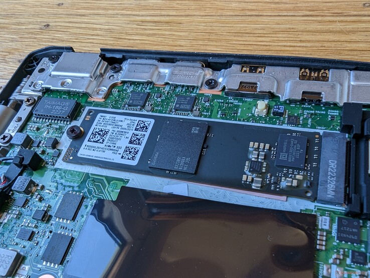 Apenas um slot M.2 2280 PCIe4 x4. Nenhum espalhador de calor está incluído