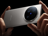 O X200 Ultra seguirá os passos do X100 Ultra, na foto, com três câmeras traseiras. (Fonte da imagem: Vivo)