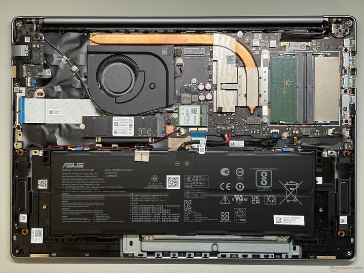 Asus ExpertBook PM5605 para comparação. Alterações moderadas nas capacidades do SODIMM e da bateria entre os dois modelos, apesar de seus designs externos semelhantes