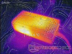 O adaptador AC pode chegar a 55 C quando a carga é alta por mais de uma hora