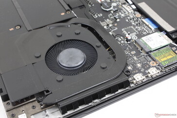 A solução de resfriamento consiste em duas ventoinhas de ~60 mm e um resfriador de câmara de vapor