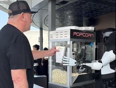 O robô Optimus servindo pipoca no Tesla Diner. (Fonte da imagem: Tesla Club-SoCal/X)