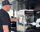O robô Optimus servindo pipoca no Tesla Diner. (Fonte da imagem: Tesla Club-SoCal/X)