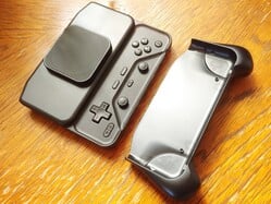 O controle Bluetooth Abxylute M6 vem com uma empunhadura removível.