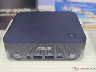 Portas frontais do Asus ExpertCenter PN54 (fonte da imagem: Notebookcheck)