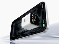 O adaptador de energia possui um modo de “desempenho” de 60 W. Na foto: uma imagem promocional do carregador rápido com um iPhone.
