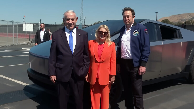 Elon Musk com Benjamin Netanyahu e sua esposa Sara em frente ao Cybertruck