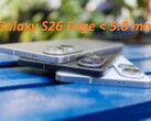 O Galaxy S26 Edge é 5% mais fino do que o Galaxy S25 Edge mostrado aqui. (Fonte da imagem: Notebookcheck, editado)