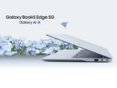 A Samsung vende o Galaxy Book5 Edge 5G em uma única opção de cor Azul Safira. (Fonte da imagem: Samsung)