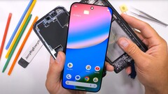 O especialista em desmontagem está bastante impressionado com os componentes internos do Google Pixel 10 Pro XL. (Fonte da imagem: JerryRigEverything)